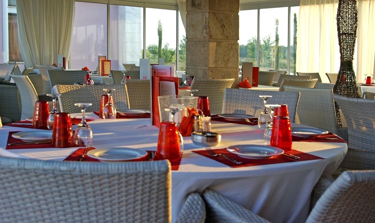 Imagen del bar/restaurante del Hotel Mediterranean Village and Spa. Foto 4