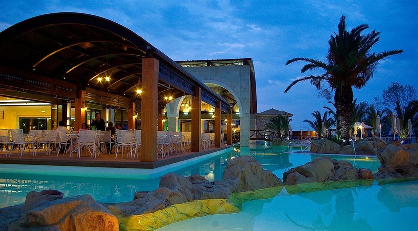 Imagen de la piscina del Hotel Mediterranean Village and Spa. Foto 14