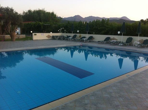 Imagen de la piscina del Hotel Mediterranean and Apartments. Foto 7