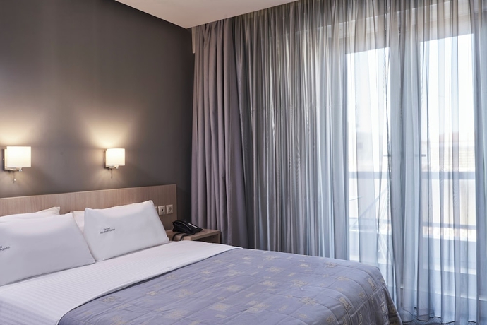 Imagen de la habitación del Hotel Mediterranee, Patras. Foto 13