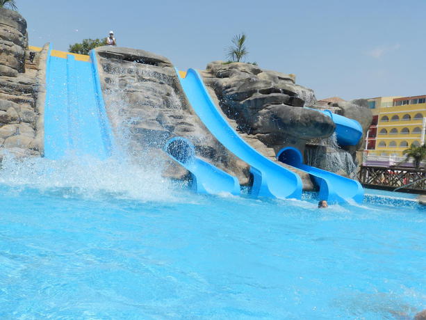 Imagen de la piscina del Hotel Mediterraneo Bay Hotel & Resort. Foto 14