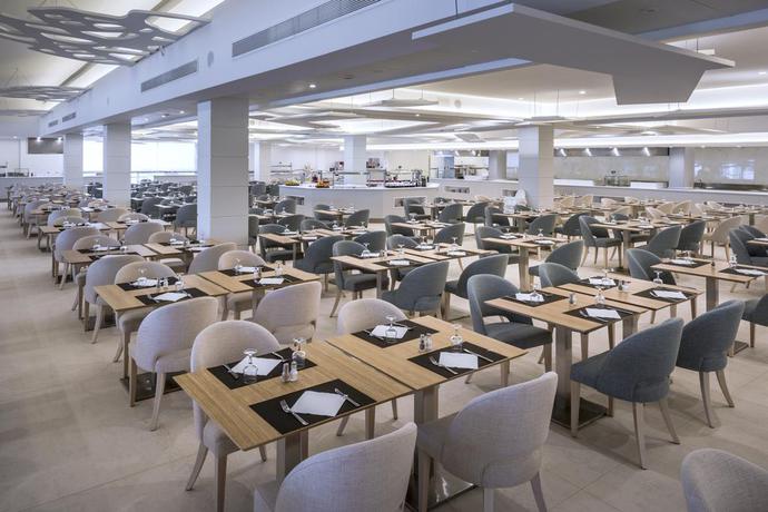 Imagen del bar/restaurante del Hotel Mediterraneo Bay Hotel & Resort. Foto 9