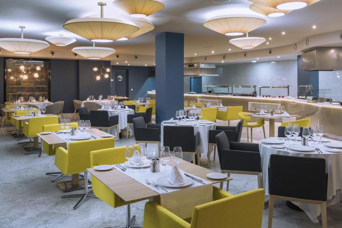 Imagen del bar/restaurante del Hotel Mediterraneo Bay Hotel & Resort. Foto 10