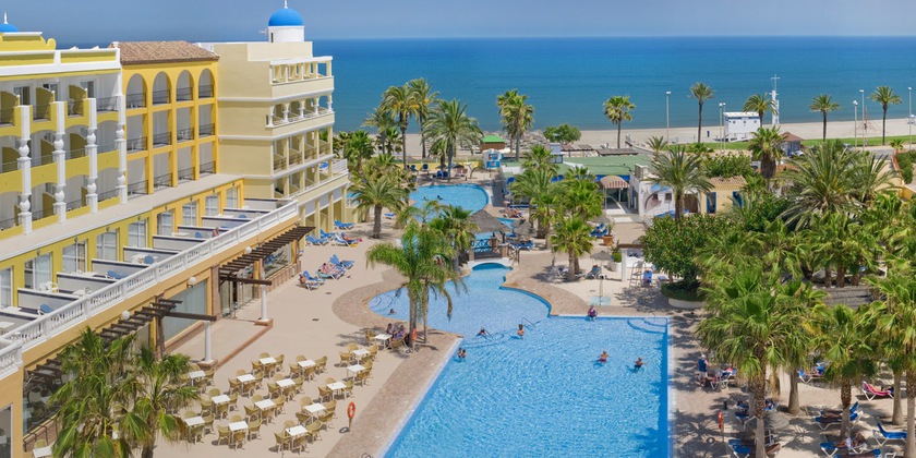 Imagen de los exteriores del Hotel Mediterraneo Bay Hotel & Resort. Foto 11