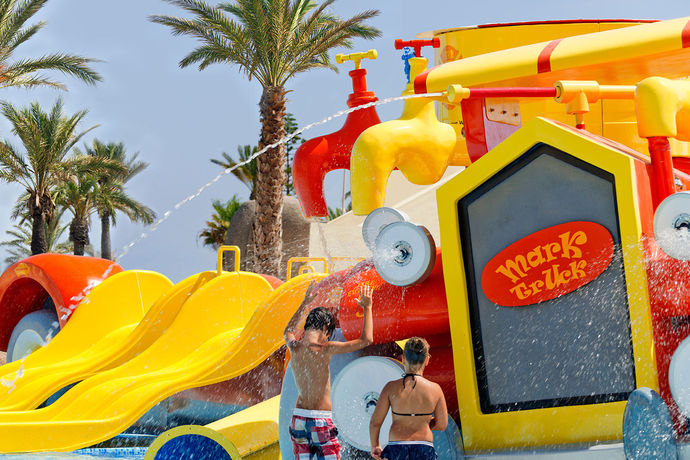 Imagen de la piscina del Hotel Mediterraneo Bay Hotel & Resort. Foto 18