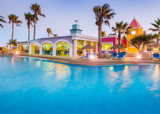 Imagen de la piscina del Hotel Mediterraneo Bay Hotel & Resort. Foto 19