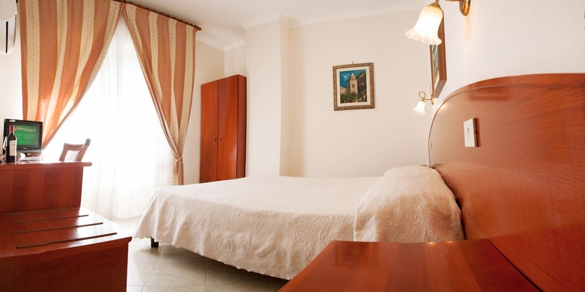 Imagen de la habitación del Hotel Mediterraneo, Cefalu. Foto 11