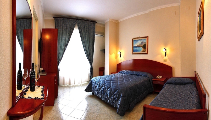 Imagen de la habitación del Hotel Mediterraneo, Cefalu. Foto 13