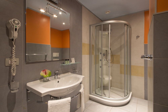 Imagen de la habitación del Hotel Mediterraneo, Collesalvetti. Foto 5