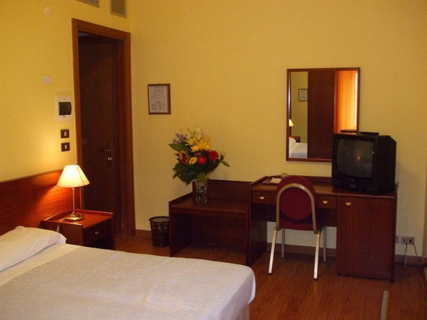 Imagen de la habitación del Hotel Mediterraneo, Palermo. Foto 8