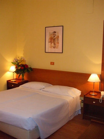 Imagen de la habitación del Hotel Mediterraneo, Palermo. Foto 9