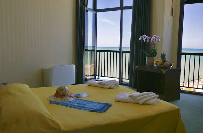Imagen de la habitación del Hotel Mediterraneo Resort. Foto 8
