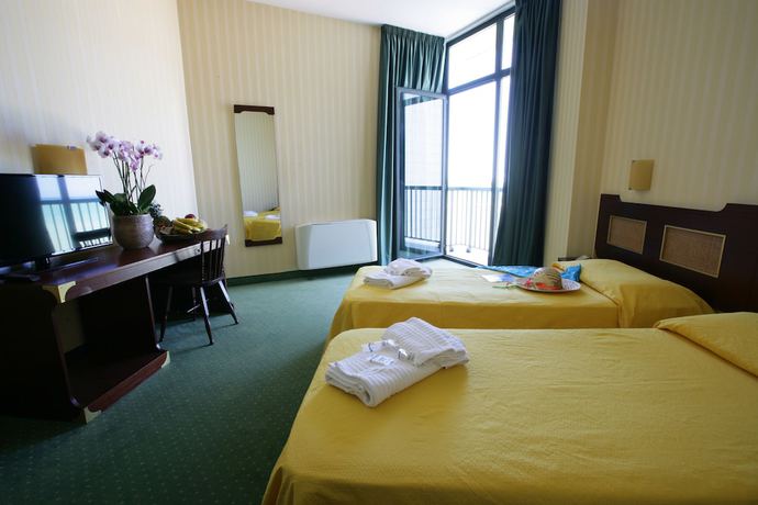 Imagen de la habitación del Hotel Mediterraneo Resort. Foto 10