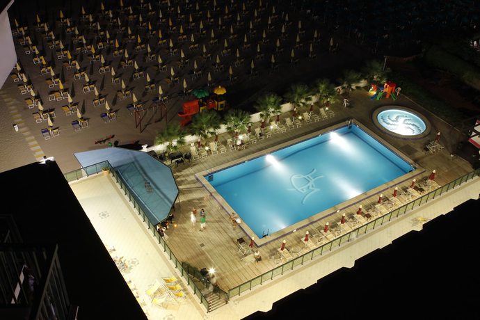 Imagen de la piscina del Hotel Mediterraneo Resort. Foto 18