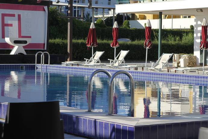 Imagen de la piscina del Hotel Mediterraneo Resort. Foto 20
