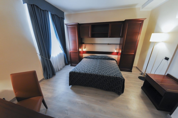 Imagen de la habitación del Hotel Mediterraneo Suisse. Foto 3