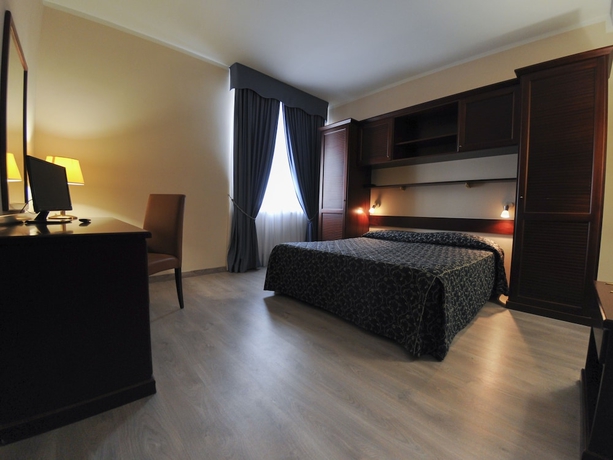 Imagen de la habitación del Hotel Mediterraneo Suisse. Foto 4