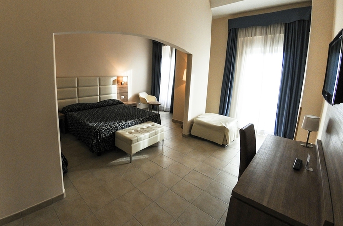 Imagen de la habitación del Hotel Mediterraneo Suisse. Foto 8
