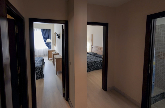 Imagen de la habitación del Hotel Mediterraneo Suisse. Foto 9