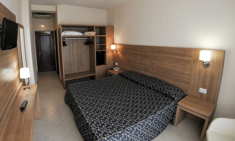 Imagen de la habitación del Hotel Mediterraneo Suisse. Foto 13