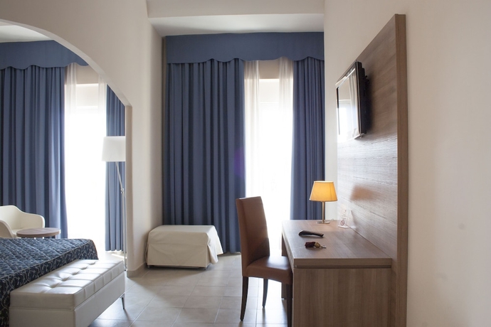 Imagen de la habitación del Hotel Mediterraneo Suisse. Foto 14