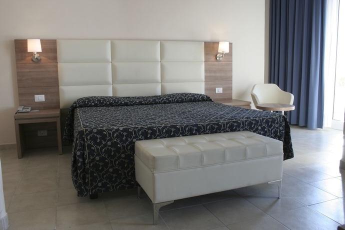 Imagen de la habitación del Hotel Mediterraneo Suisse. Foto 15