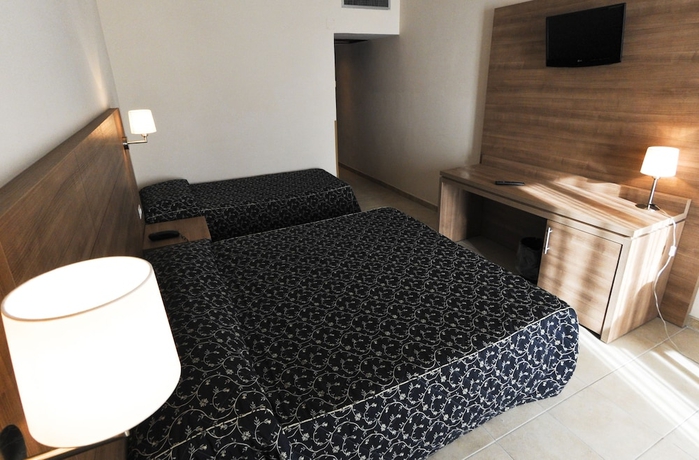 Imagen de la habitación del Hotel Mediterraneo Suisse. Foto 17