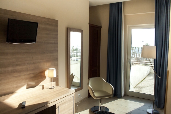 Imagen de la habitación del Hotel Mediterraneo Suisse. Foto 18