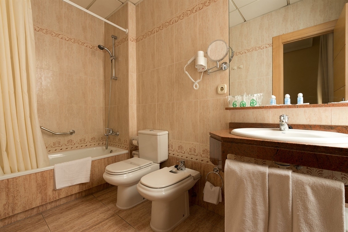 Imagen de la habitación del Hotel Mediterraneo Valencia. Foto 7