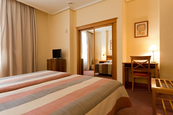 Imagen de la habitación del Hotel Mediterraneo Valencia. Foto 8