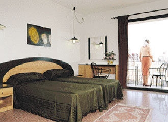 Imagen de la habitación del Hotel Mediterrani Express. Foto 17