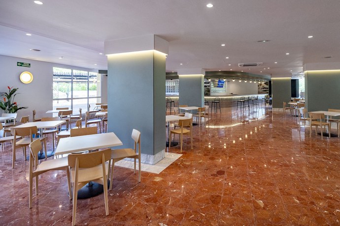 Imagen del bar/restaurante del Hotel Medplaya Hotel Calypso. Foto 2