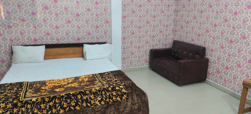 Imagen de la habitación del Hotel MeenakshI Palace Kanpur. Foto 4