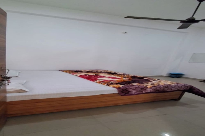 Imagen de la habitación del Hotel MeenakshI Palace Kanpur. Foto 6