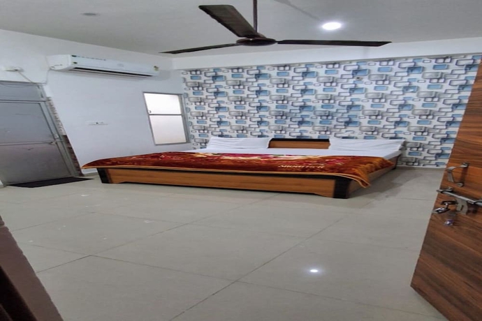 Imagen de la habitación del Hotel MeenakshI Palace Kanpur. Foto 8