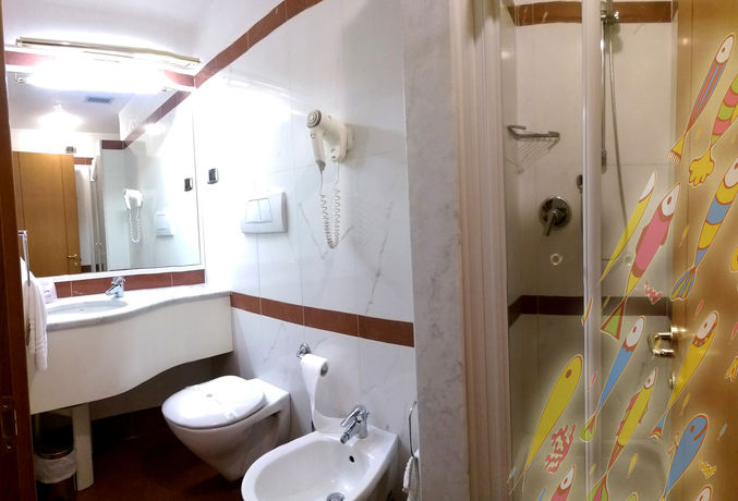 Imagen de la habitación del Hotel Meeting. Foto 4