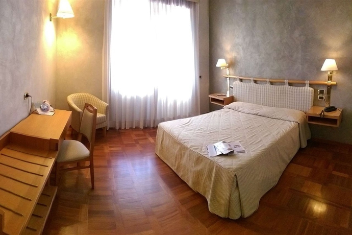 Imagen de la habitación del Hotel Meeting. Foto 8