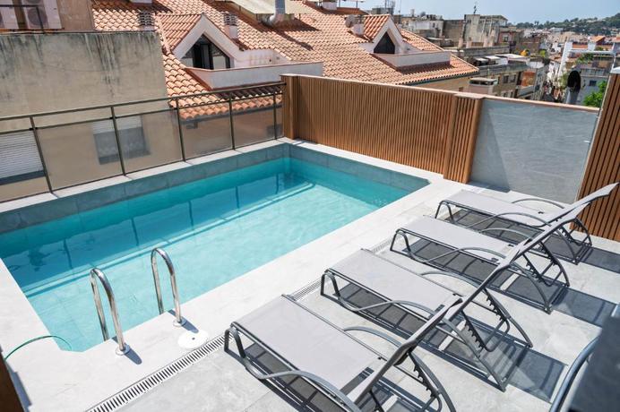 Imagen de la piscina del Hotel Mefolinkel Suits. Foto 6