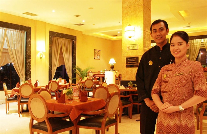 Imagen del bar/restaurante del Hotel Mega Anggrek and Convention. Foto 1