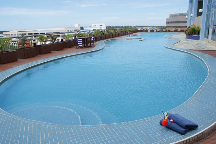 Imagen de la piscina del Hotel Mega. Foto 14