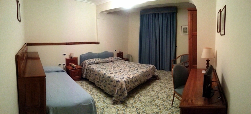 Imagen de la habitación del Hotel Mega Mare. Foto 11