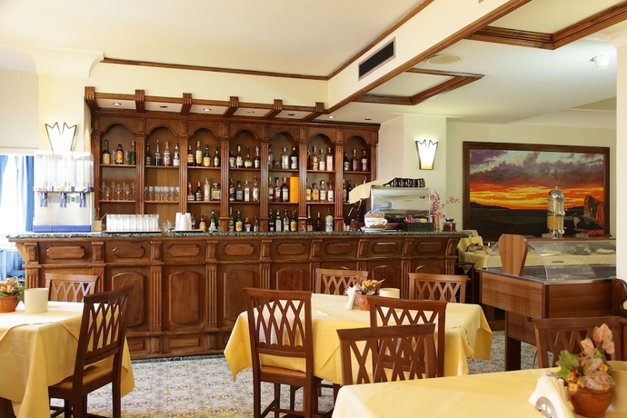 Imagen del bar/restaurante del Hotel Mega Mare. Foto 5