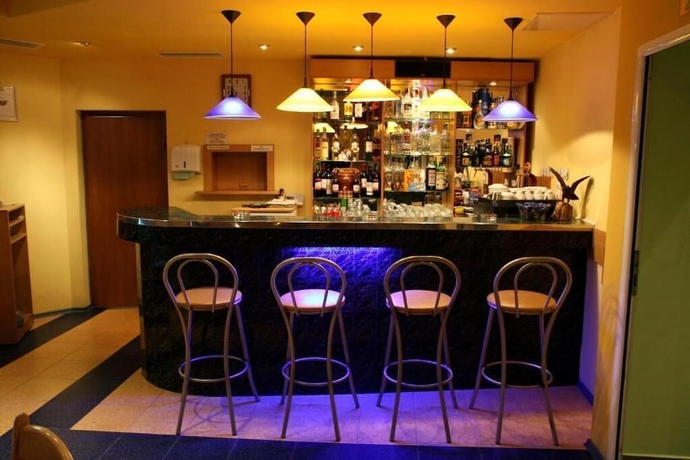 Imagen del bar/restaurante del Hotel Mehdjarel. Foto 6