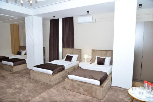 Imagen de la habitación del Hotel MehmonsaroyGrand. Foto 16