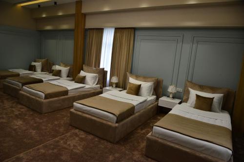 Imagen de la habitación del Hotel MehmonsaroyGrand. Foto 18