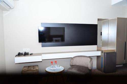 Imagen de la habitación del Hotel MehmonsaroyGrand. Foto 19