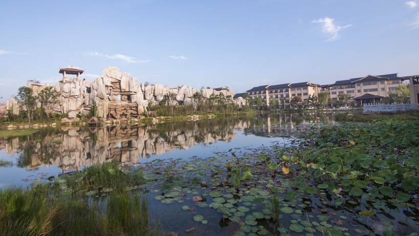 Imagen de los exteriores del Hotel Meicheng Swan Lake Resort Hot Spring. Foto 11