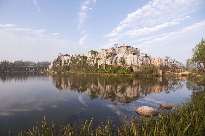 Imagen de los exteriores del Hotel Meicheng Swan Lake Resort Hot Spring. Foto 12