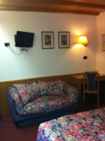 Imagen de la habitación del Hotel Meida. Foto 4