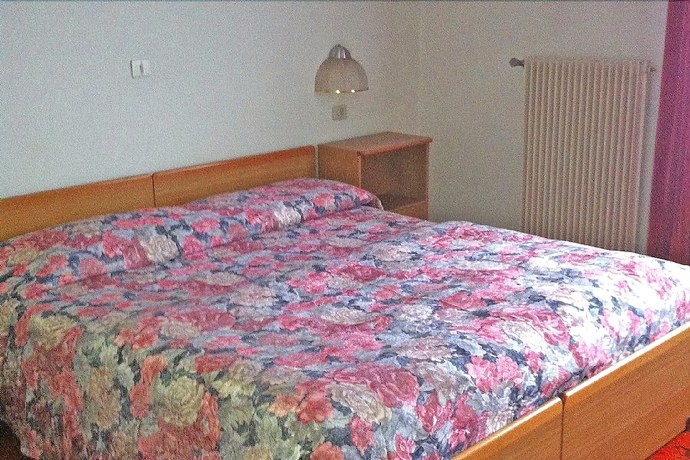 Imagen de la habitación del Hotel Meida. Foto 6